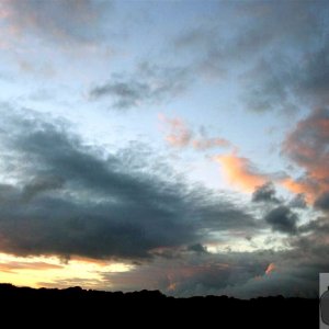 Threatening sky tonight - 30Aug10