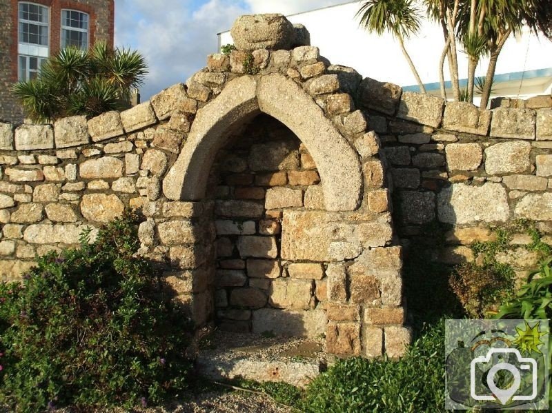 Ancient arch, St Anthony's Gardens (2nd View) - 10th Dec., 2007