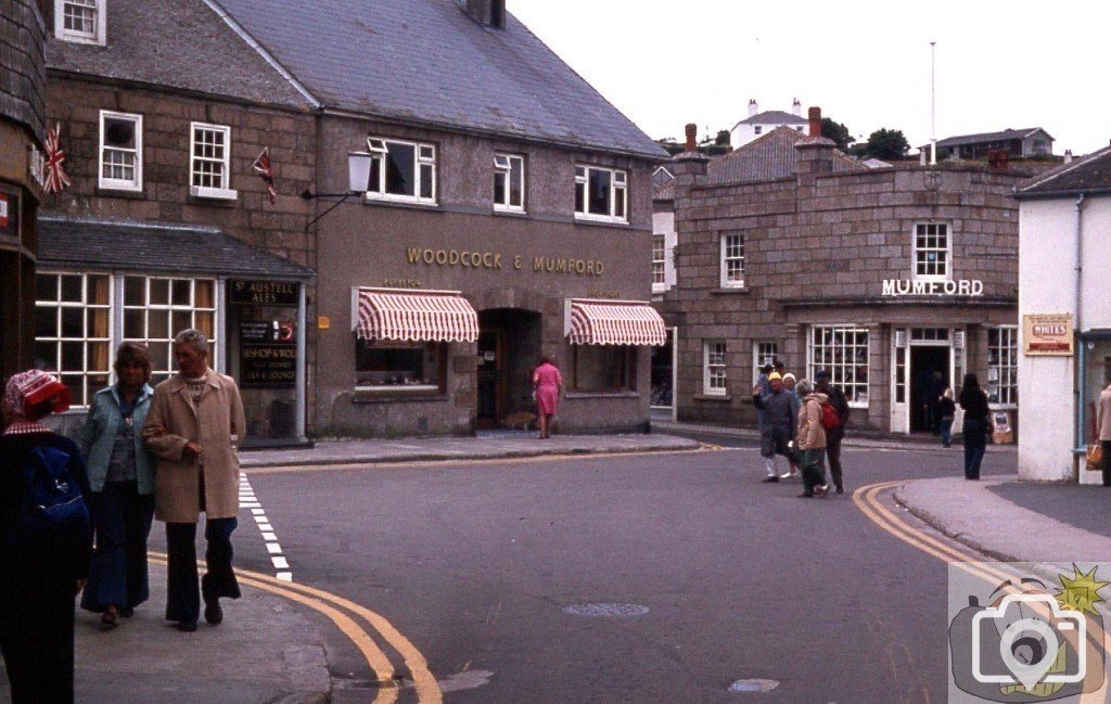 Bishop Wolf Inn and Mumford and Woodcock premises, 1977.