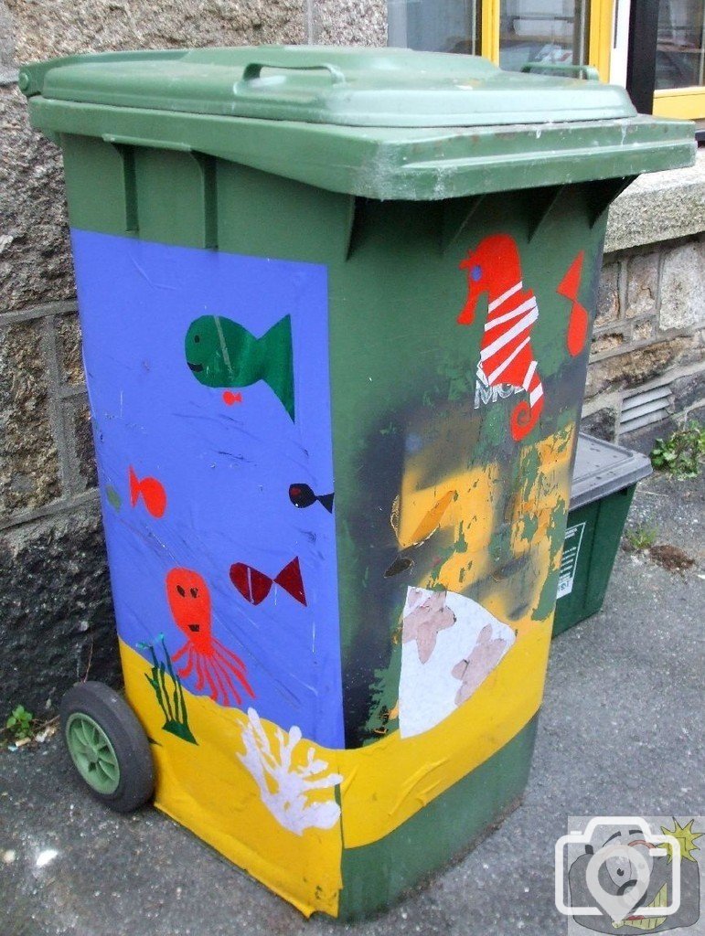 Dustbin art!