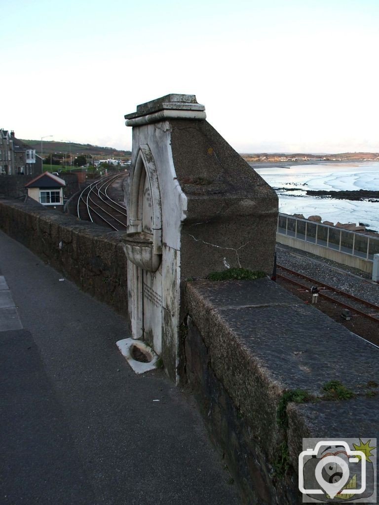 Hannah Bennetts memorial - side view