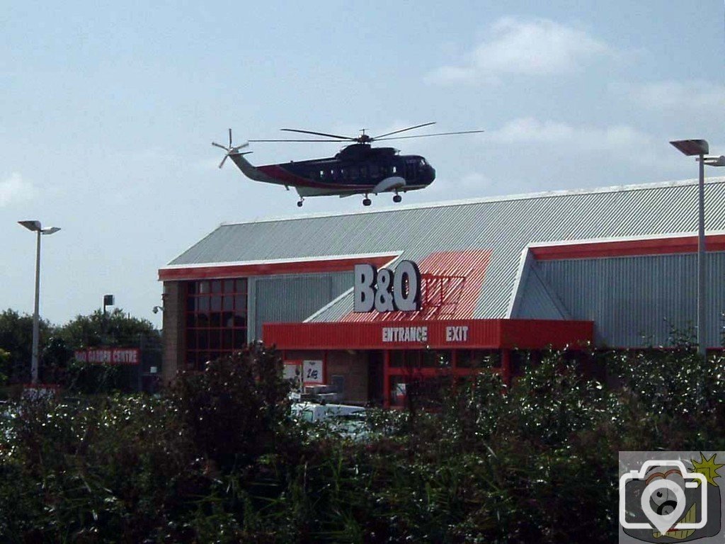 Helicopter lands on BandQ - 06/09/06