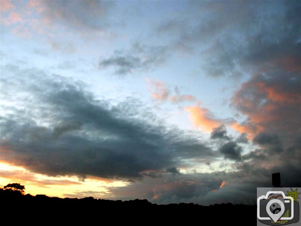 Threatening sky tonight - 30Aug10