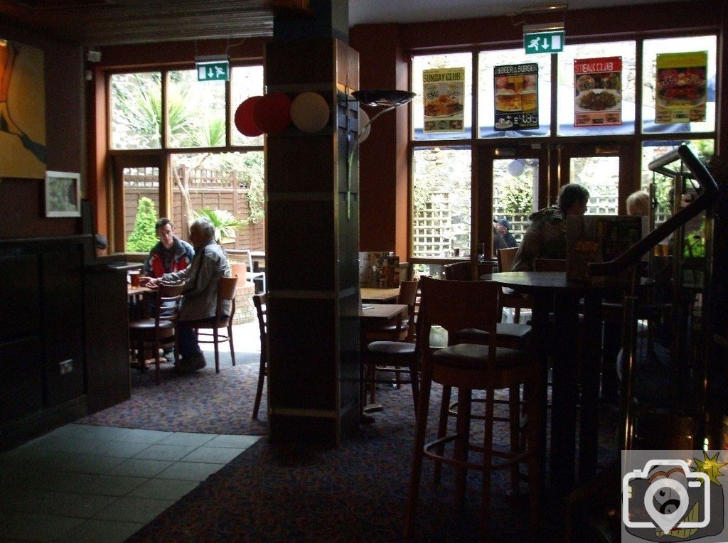 Wetherspoon at 6pm-ish today - smokers' outside area